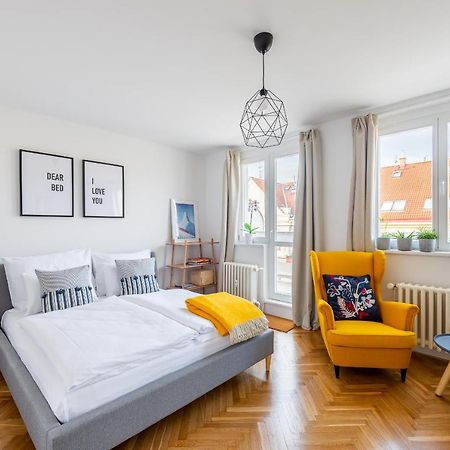 Bright Charming Apt With Terrace, Parking & Airco. プラハ エクステリア 写真