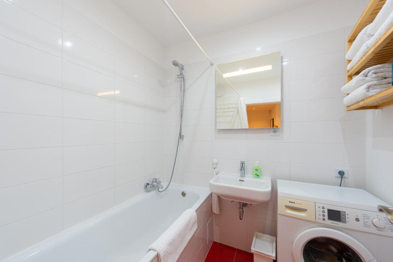 Bright Charming Apt With Terrace, Parking & Airco. プラハ エクステリア 写真