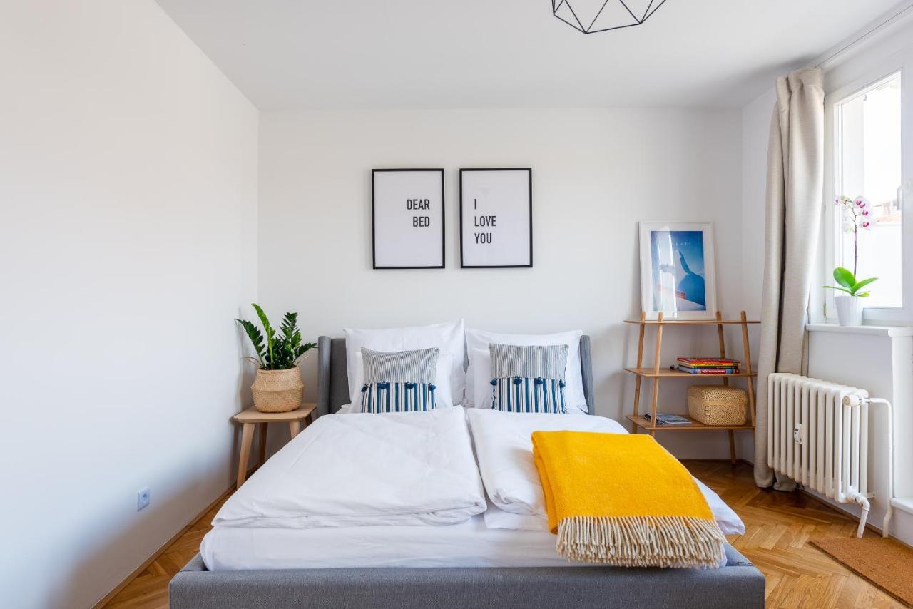 Bright Charming Apt With Terrace, Parking & Airco. プラハ エクステリア 写真