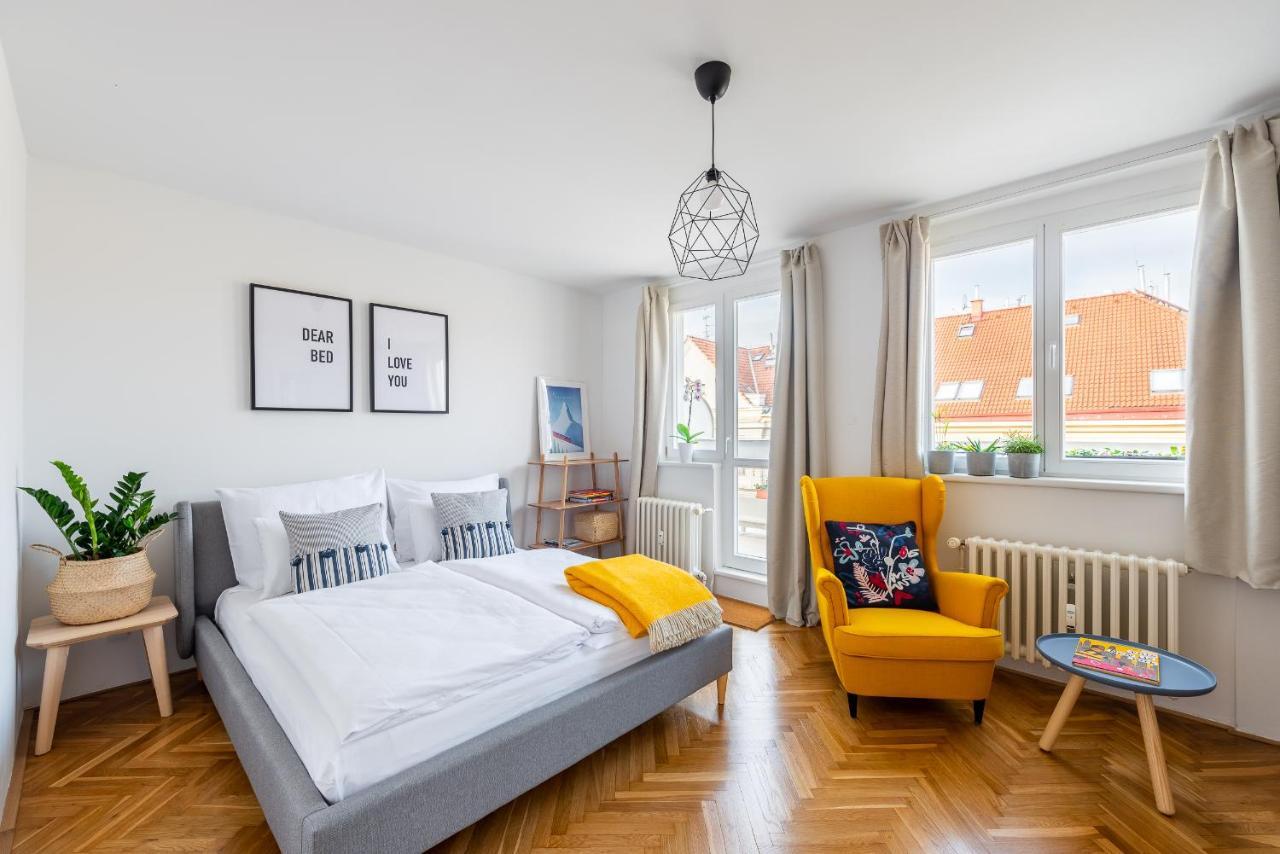 Bright Charming Apt With Terrace, Parking & Airco. プラハ エクステリア 写真