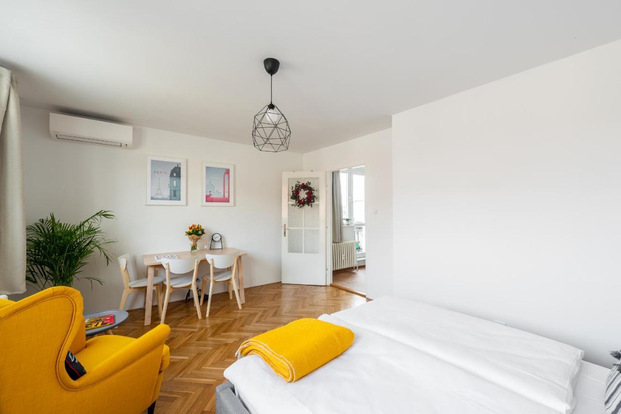 Bright Charming Apt With Terrace, Parking & Airco. プラハ エクステリア 写真